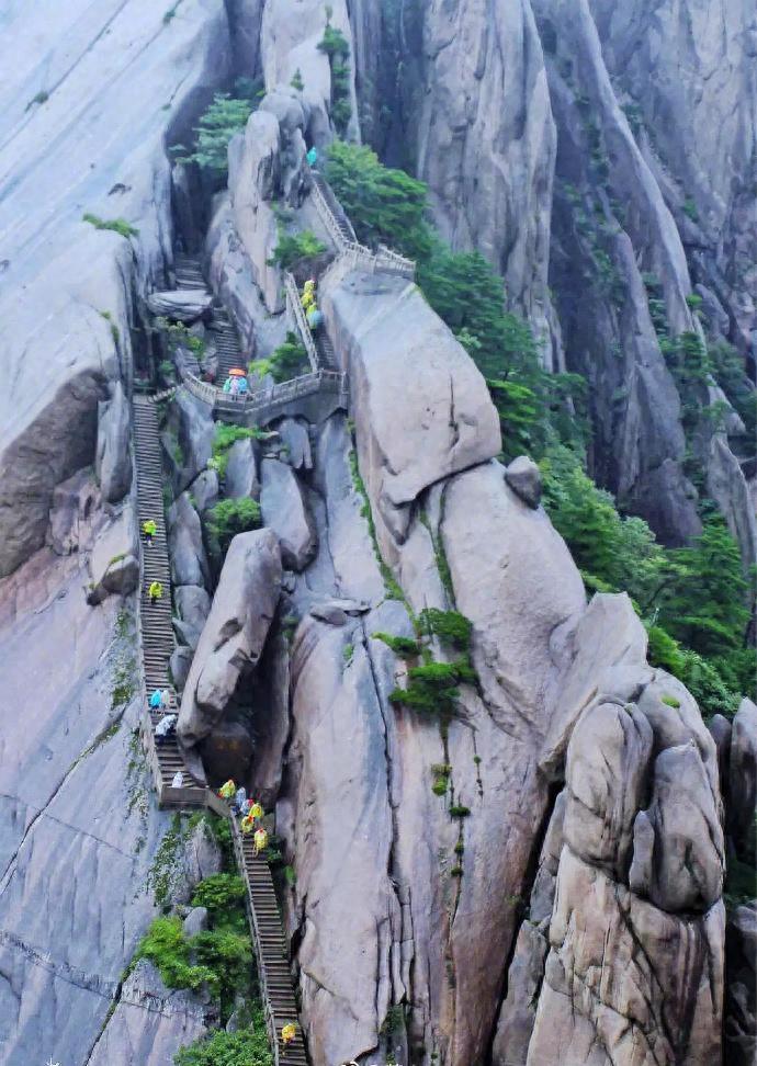 打卡黄山地标景点！第一险峰天都峰！鲫鱼背上望而生畏！