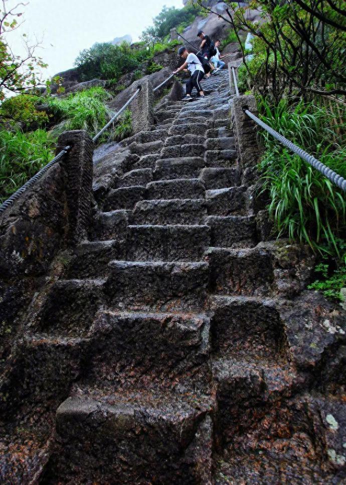 打卡黄山地标景点！第一险峰天都峰！鲫鱼背上望而生畏！