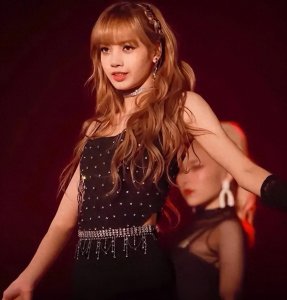 ​韩国女团BLACKPINK与Lisa：荣光之下，阴霾暗涌